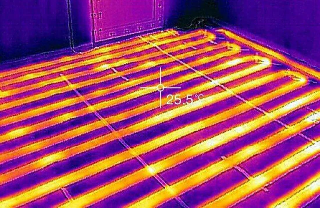 Termografía del piso: el serpentín radiante DomoFLEX visto en cámara térmica