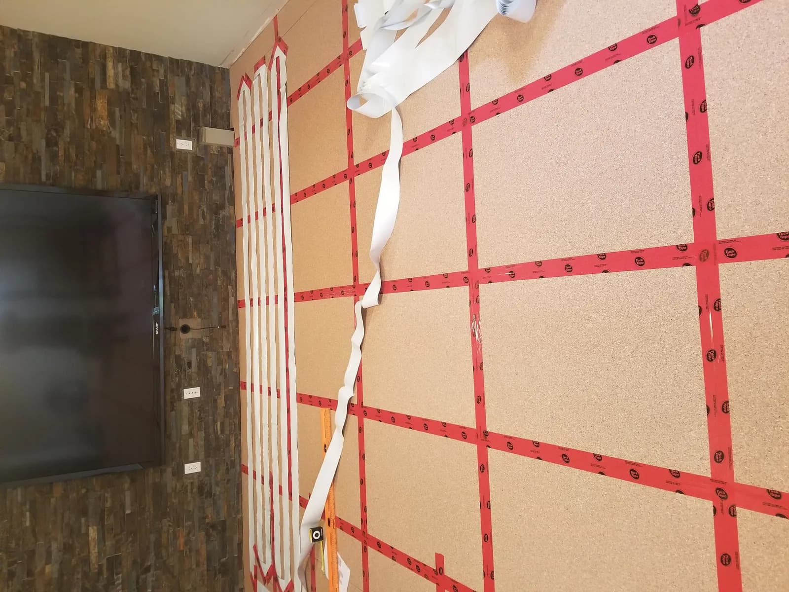 Cinta radiante instalada en muro sobre panel aislante