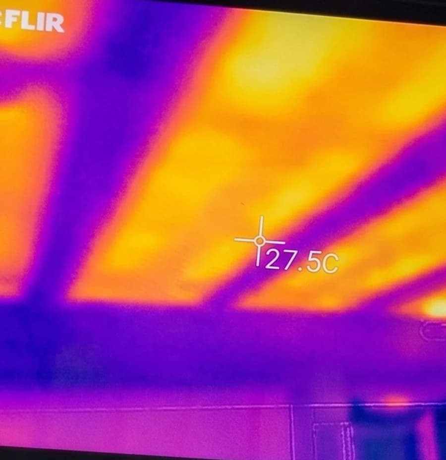 Termografía del techo: el film DomoTHERM irradiando calor desde el plafón, visto en cámara térmica