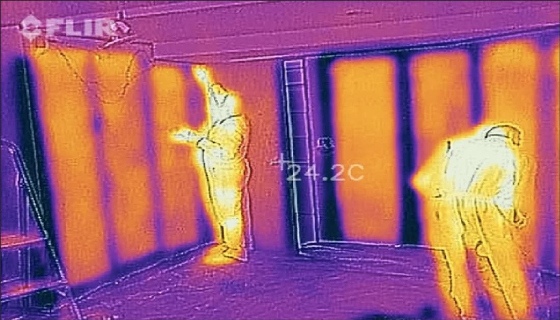 Termografía de un muro con DomoTHERM: el calor irradiando desde la pared durante la instalación