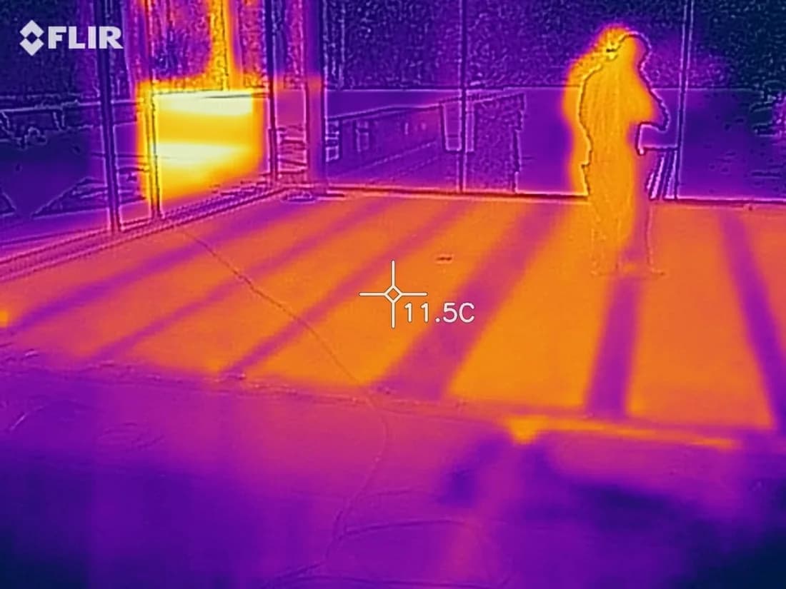 Termografía del piso con DomoTHERM: el serpentín de calor distribuido bajo el acabado