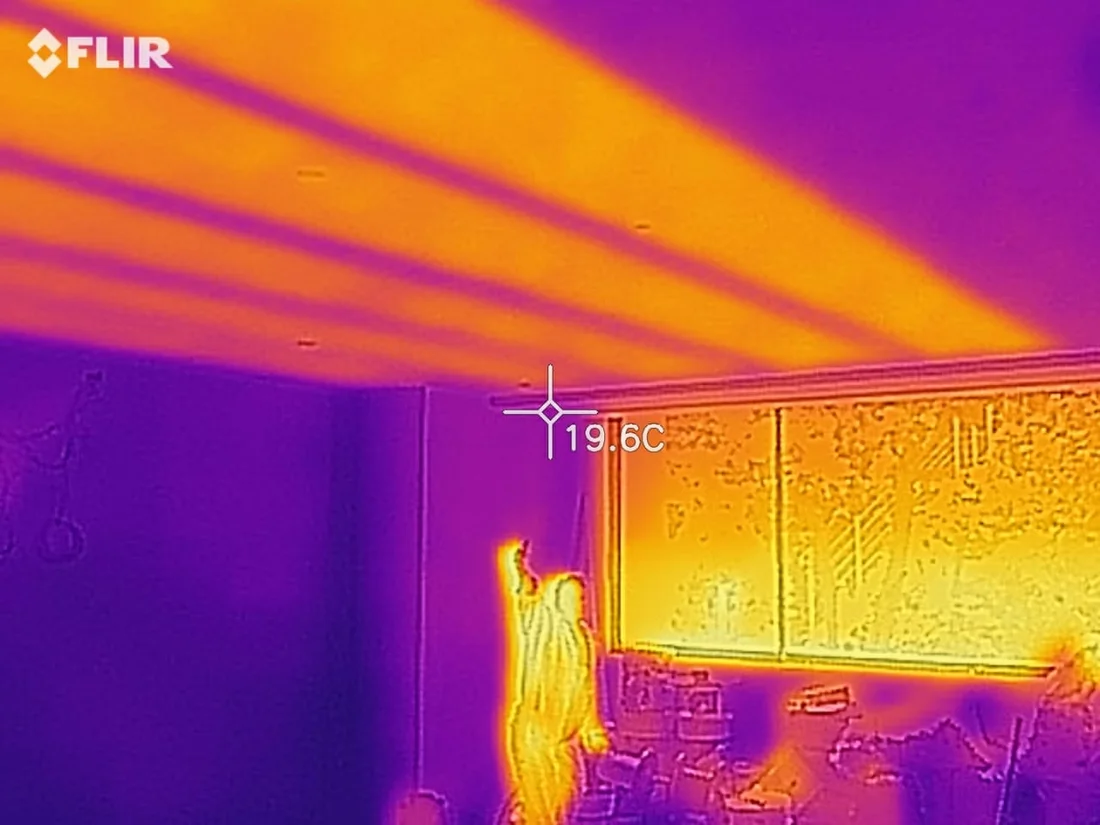 Termografía del techo con DomoTHERM: el calor irradiando de forma homogénea desde el plafón