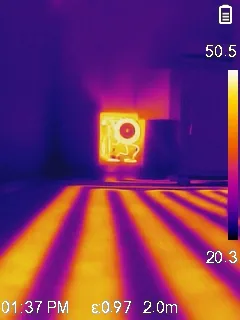 Termografía donde las líneas de cinta salen del piso y llegan al transformador en el muro