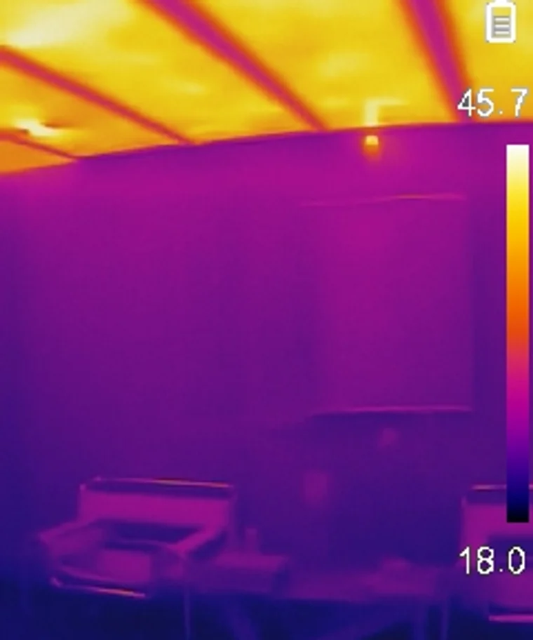 Termografía de una recámara con DomoTHERM: el techo irradia calor y los muebles y superficies se van calentando