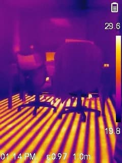 Termografía del piso radiante DomoFLEX en operación, con el calor repartido por el piso