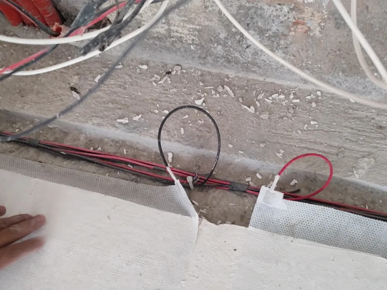 Detalle del cableado del sistema durante la instalación