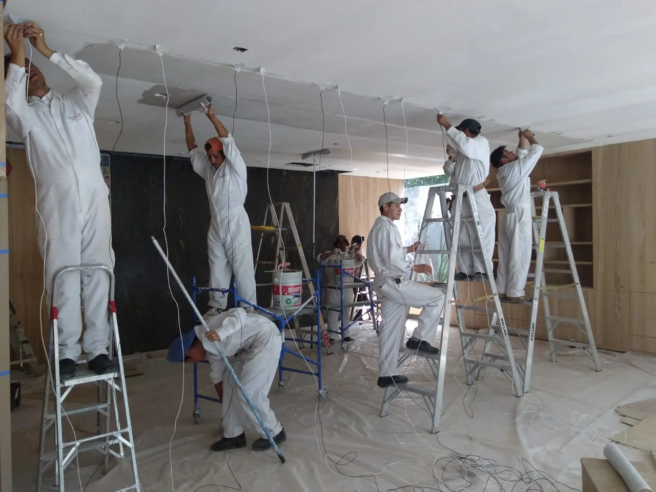 Cuadrilla instalando el film radiante en el techo de un proyecto