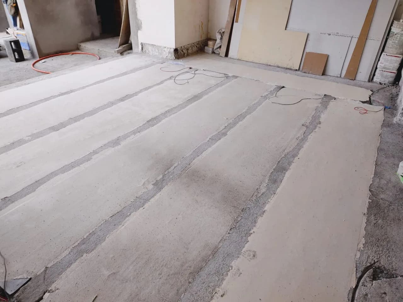 Piso con las franjas del film radiante antes del acabado