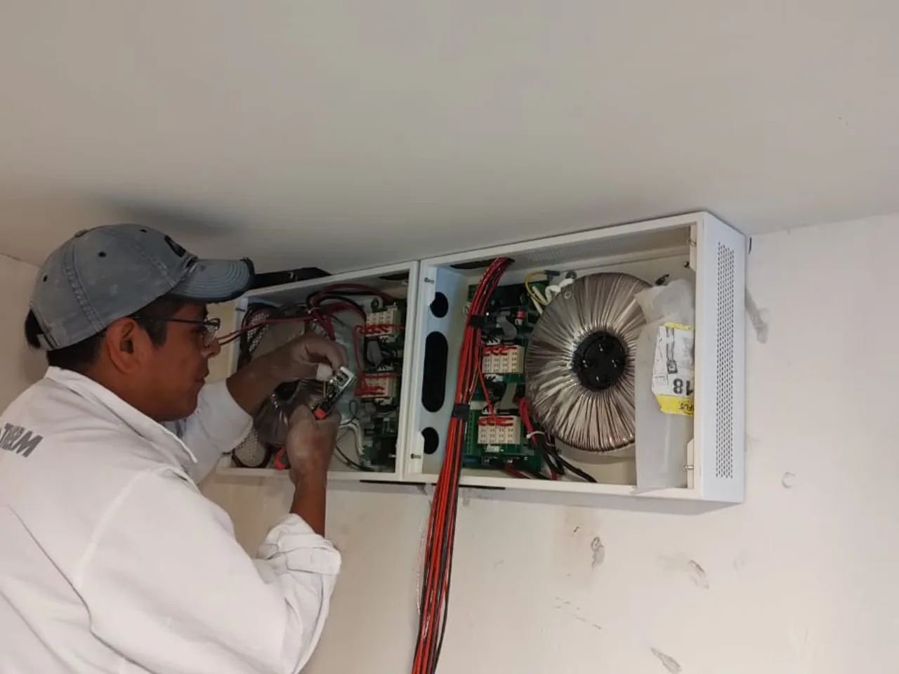Instalador conectando un transformador del sistema