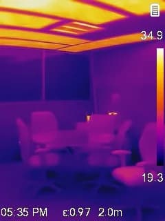 Termografía de una sala con el techo radiante encendido