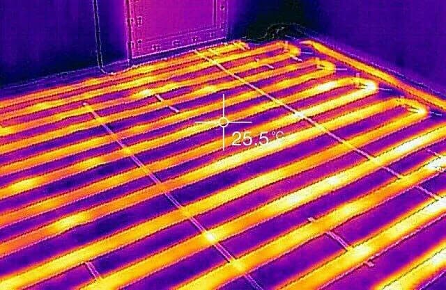 Termografía del piso radiante DomoFLEX en operación a 25.5 °C con calor uniforme
